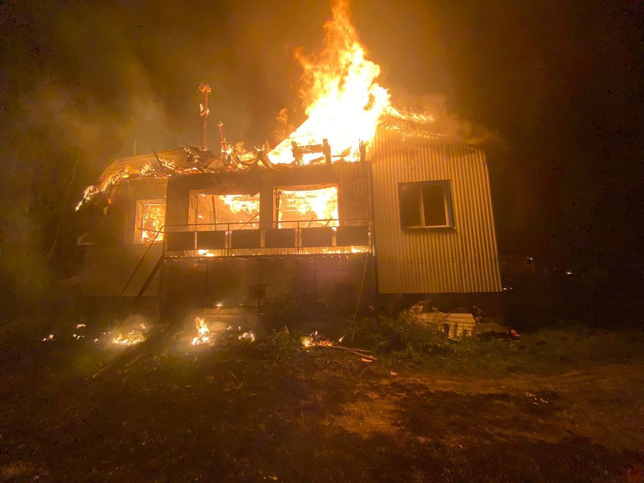 Пожарные колонии помогли потушить дом на Малой Лимке 