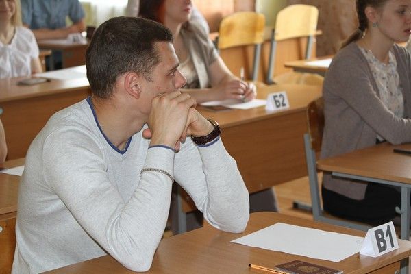 Выпускникам российских школ разрешили в 2021 году сдать в два раза меньше экзаменов