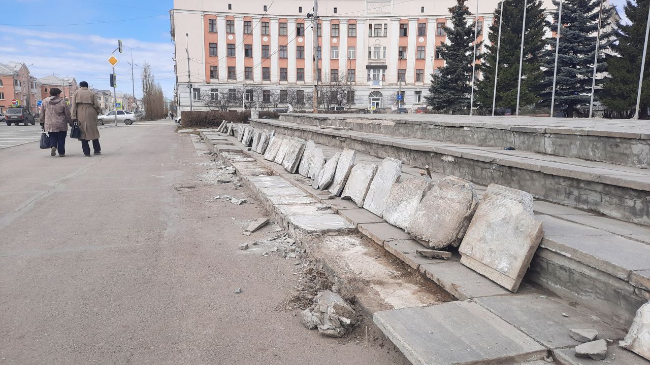 На площади Краснотурьинска меняют плиты