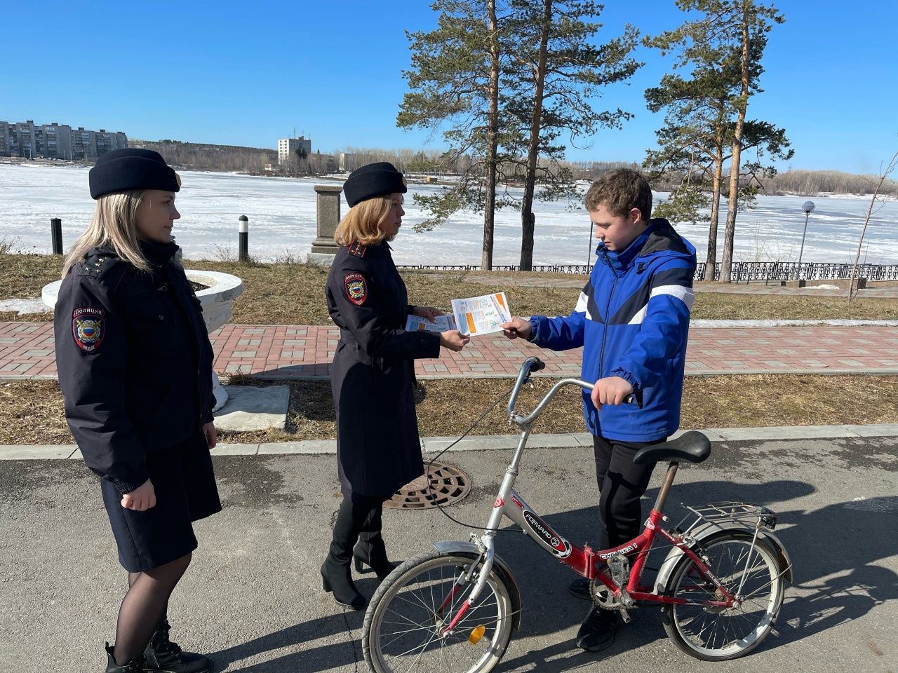 Полицейские напомнили детям о правилах управления велосипедом