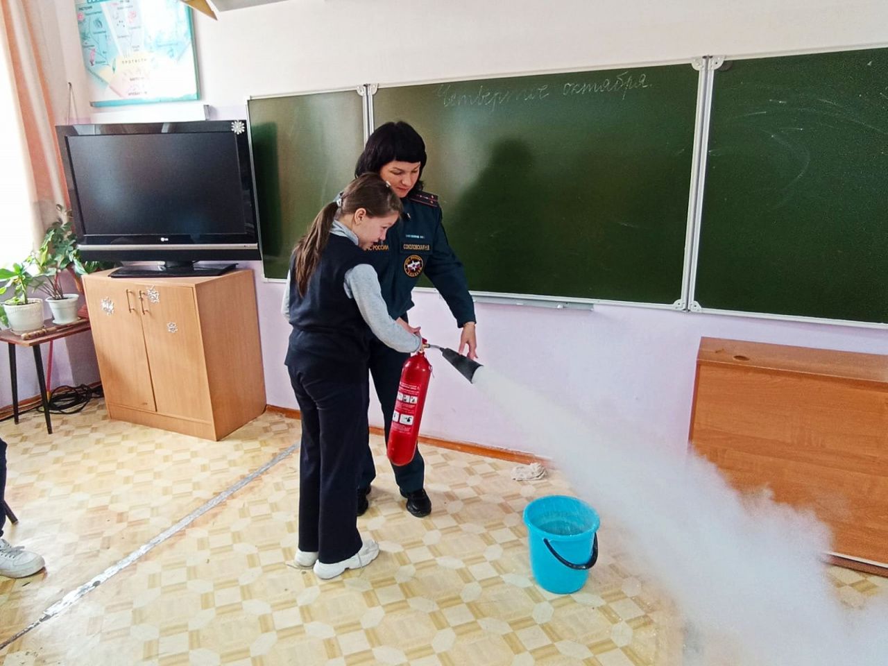 Школьников научили тушить пожар огнетушителем