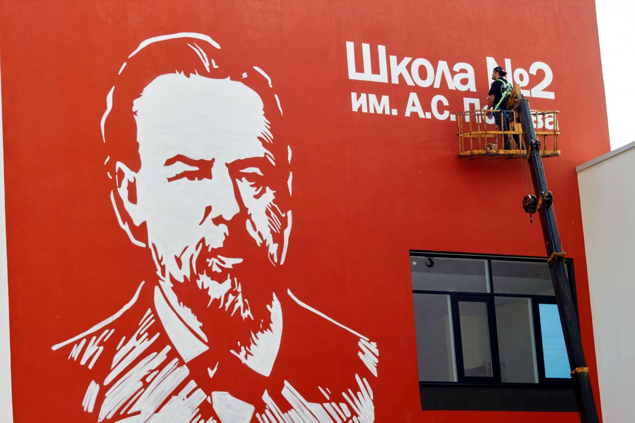 Школе №2 присвоят имя Попова. Изображение изобретателя наносят на стену 