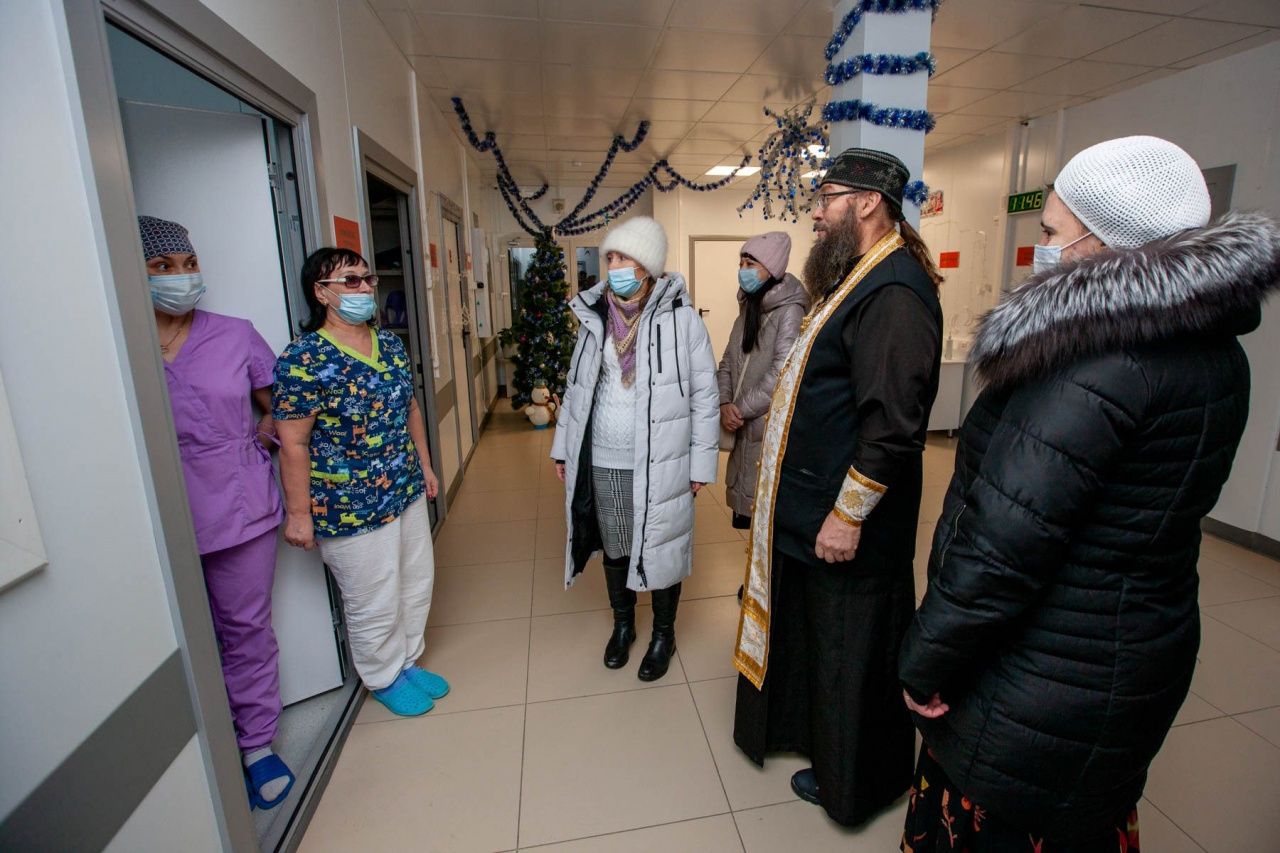 В Рождество православные раздавали подарки пациентам больниц Краснотурьинска
