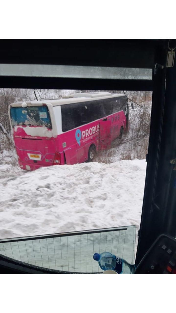 Водитель съехавшего с дороги автобуса прокомментировал инцидент