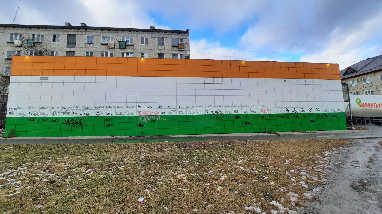 Бум вандалов: в массовом порядке «граффити» появляются на фасадах домов, магазинов и учреждений