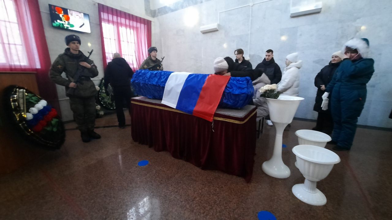 "Не знала, как говорить с матерью о погибшем сыне". Простились с Сергеем Степановым, он погиб на СВО