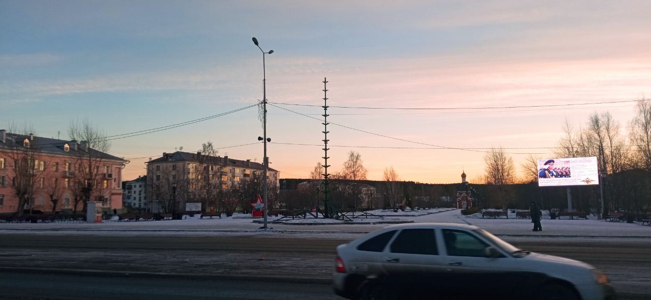 На площади начали устанавливать новогоднюю елку