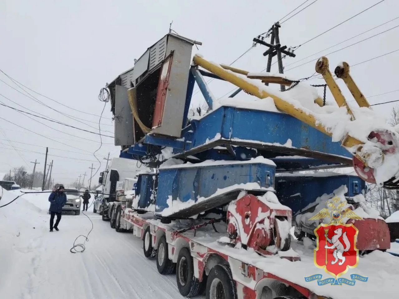 В Краснотурьинске грузовик оборвал провода, обесточив 15 домов