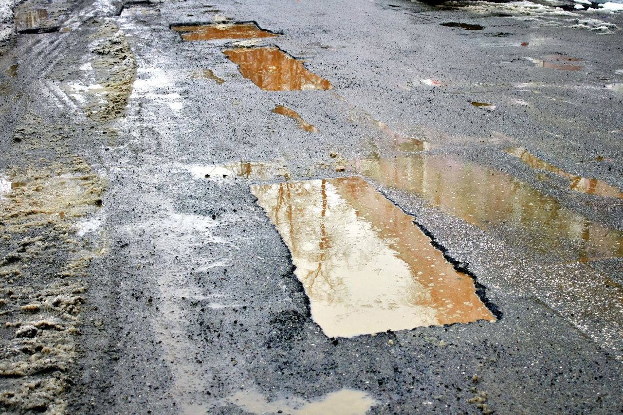 «Засыпать асфальт в воду — это брак». Автолюбитель пожаловался президенту на ямочный ремонт