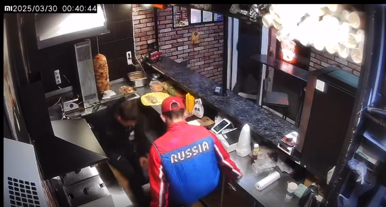 «В "Мангале" твои друзья живут?» Ночью избили работника шаурмячной