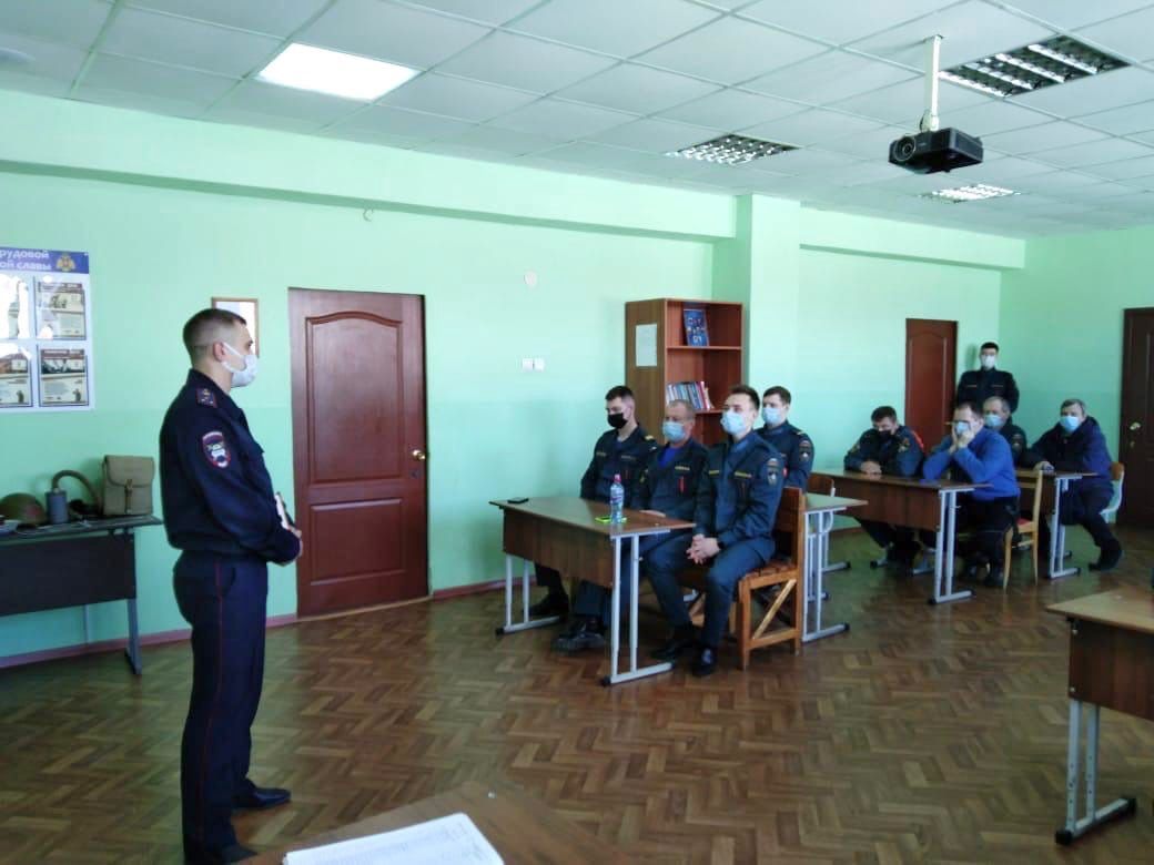  Инспекторы ГИБДД напомнили водителям МЧС о правилах дорожного движения  