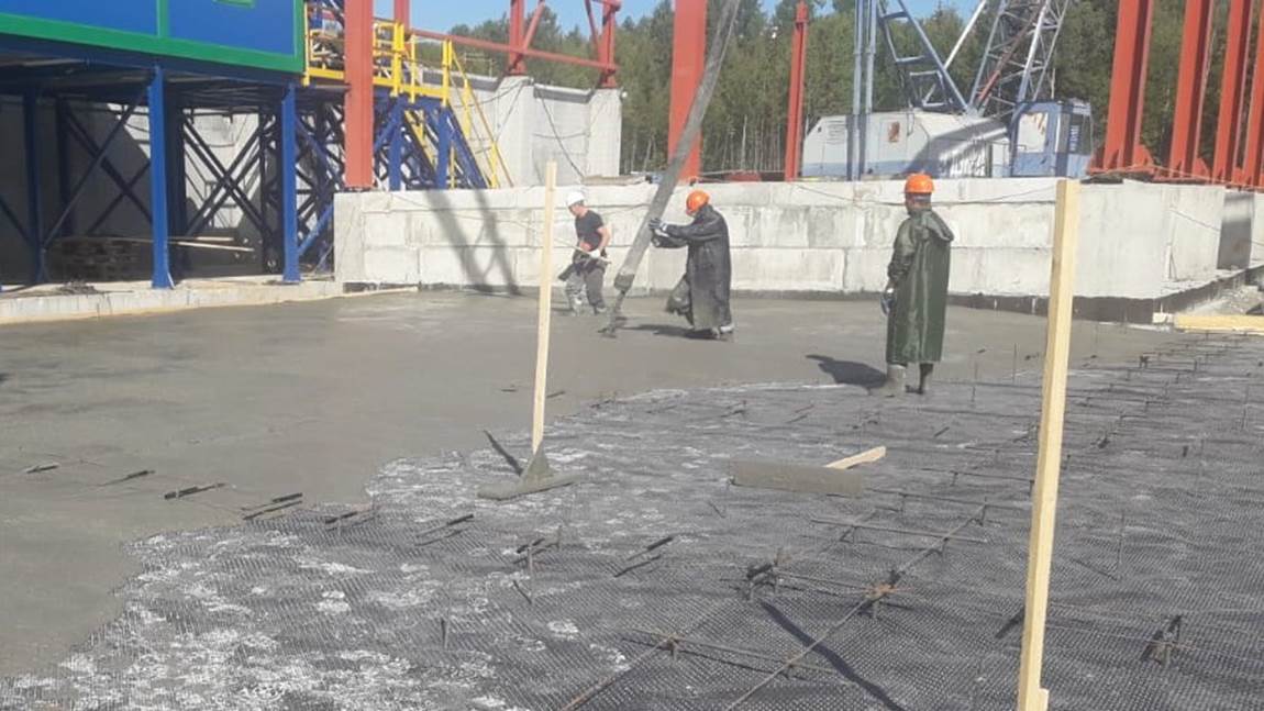 Дороги к мусоросортировочному заводу заливают бетоном, над возведением комплекса работают десятки горожан