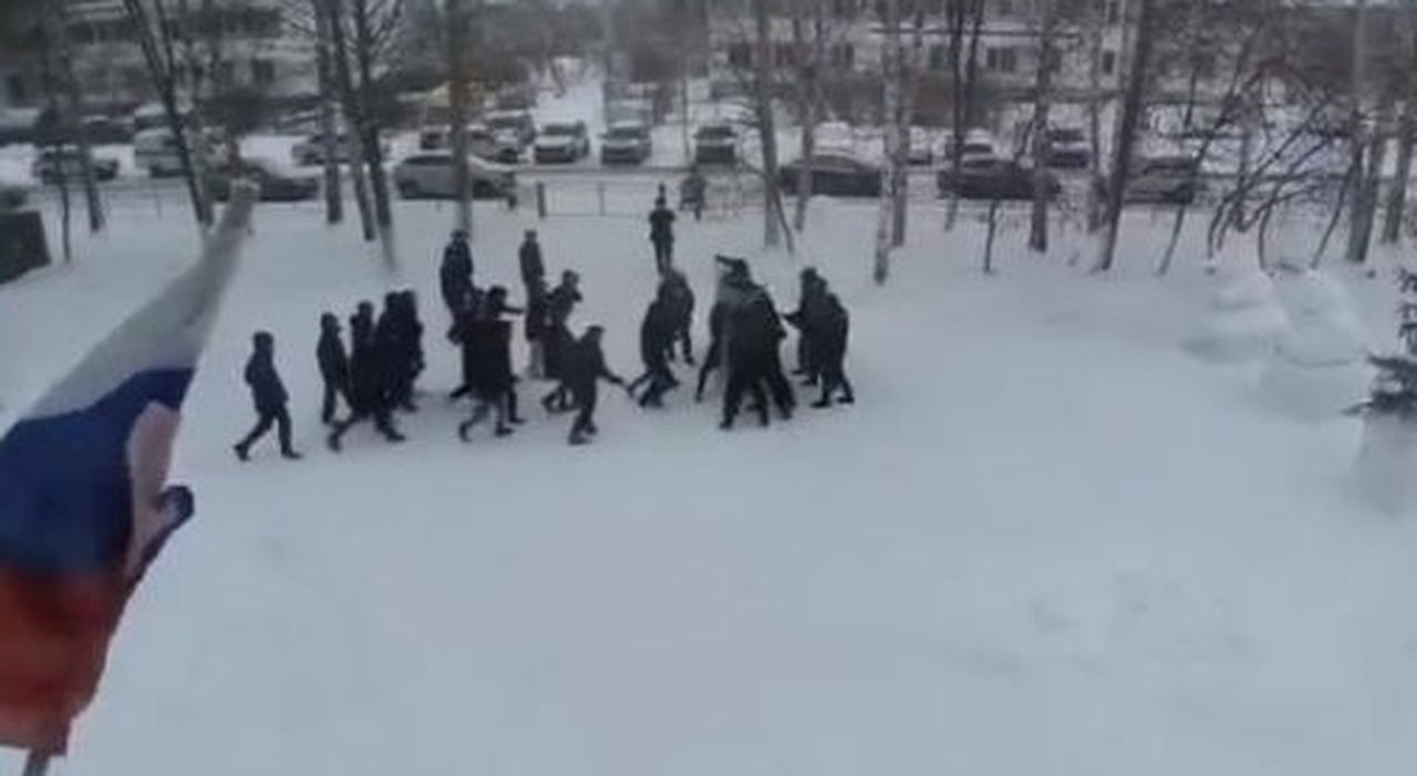 В Татарстане полицейские отработали разгон митинга на школьниках