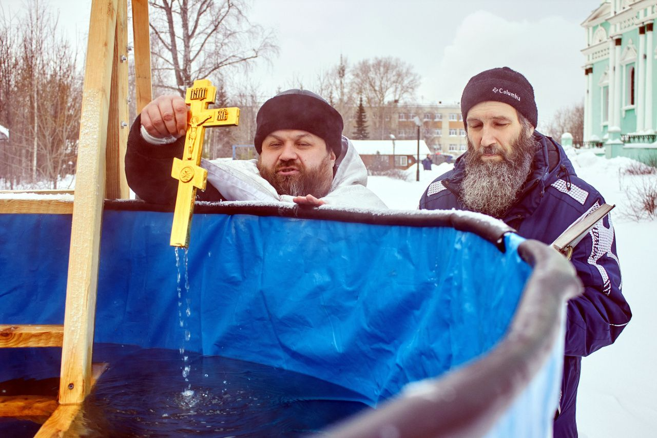 225 краснотурьинцев окунулись в крещенскую купель 