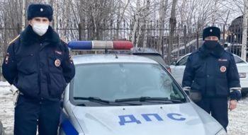 Сотрудники ГИБДД Краснотурьинска выручили на трассе водителя из Североуральска