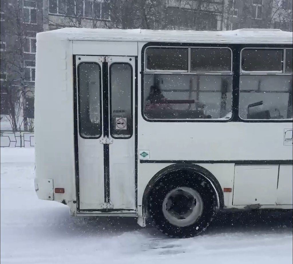 Из-за апрельского снега на дорогах Краснотурьинска застревают автобусы
