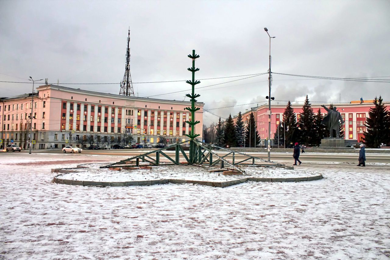 В Краснотурьинске начали устанавливать первую общегородскую елку  