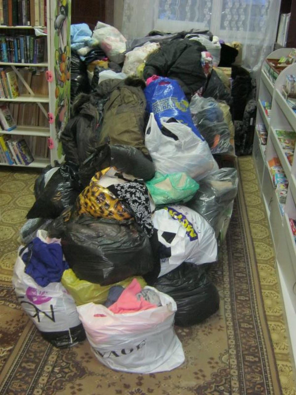 На Рудничном для нуждающихся семей собрали 130 пакетов одежды