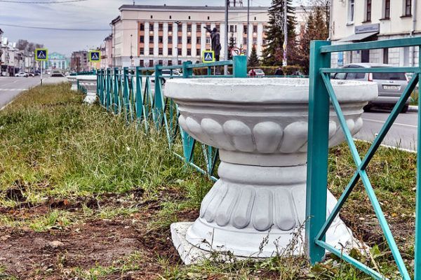 Вазоны на набережной и улице Ленина покрасят почти за 50 тысяч рублей