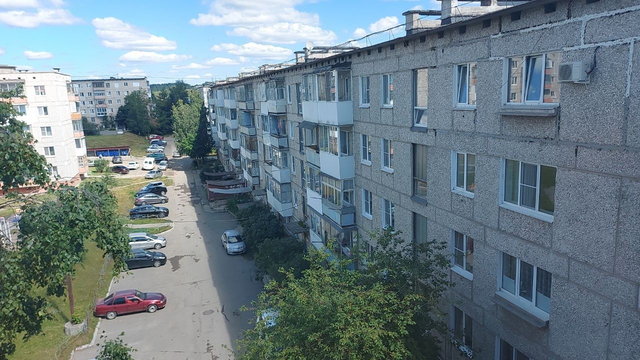 В Краснотурьинске пенсионерка разбилась насмерть после падения с третьего этажа 