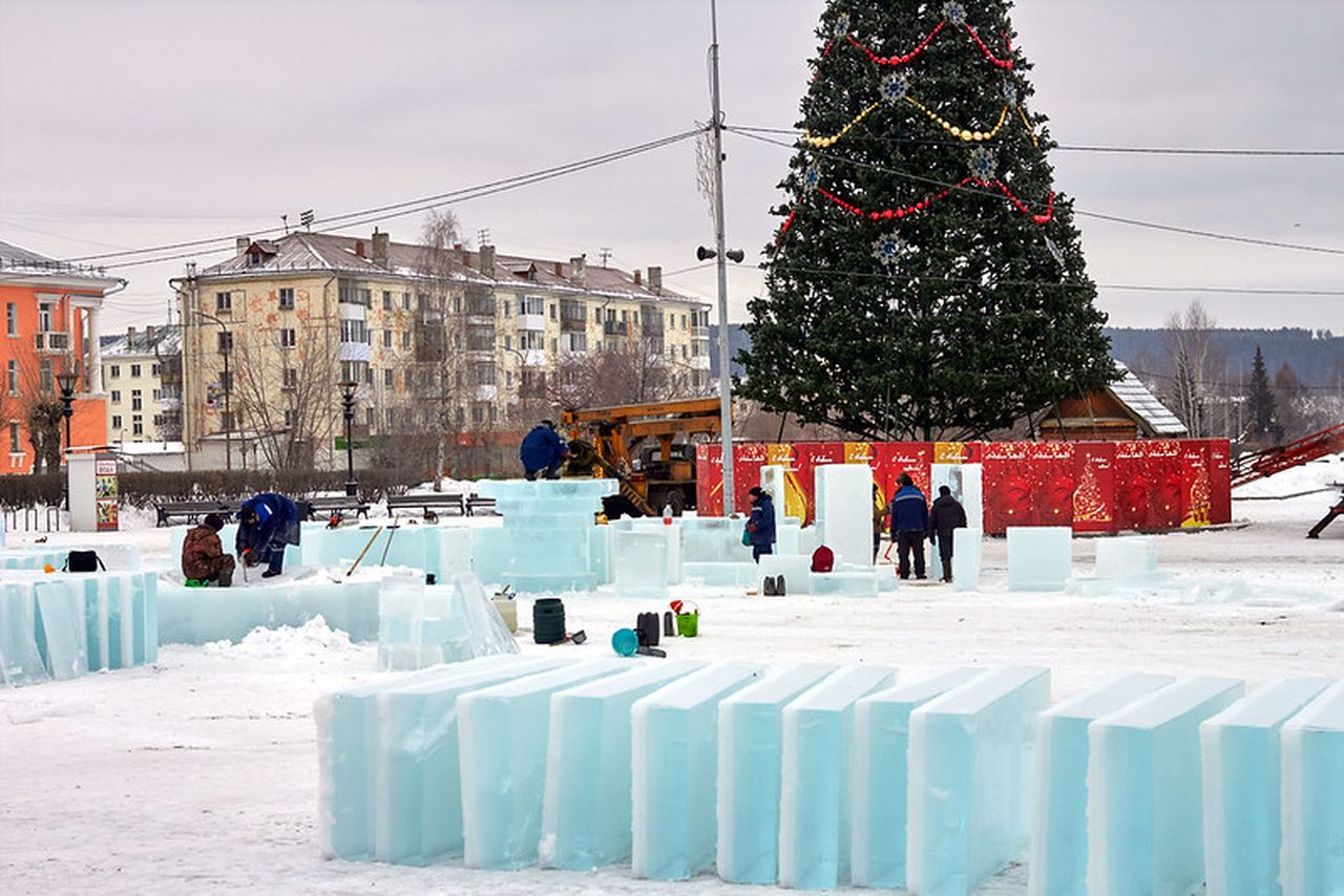 В Краснотурьинске сегодня начали строить ледовый городок