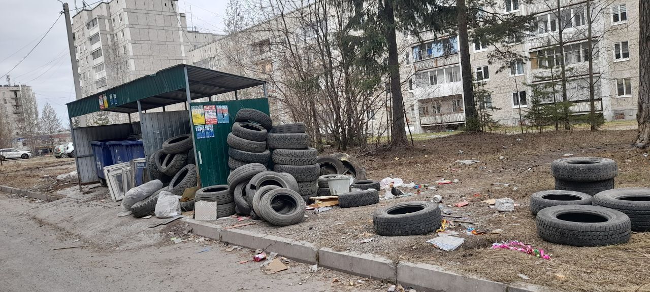 "Рифей" прокомментировал свалку шин на контейнерной площадке по улице Рюмина