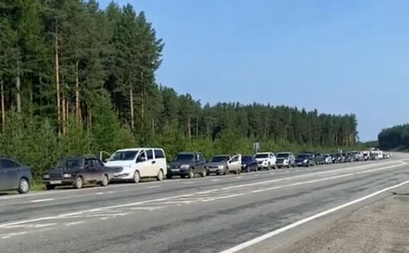 Сегодня на заправке у Карпинска скопилась очередь из более чем 50 автомобилей
