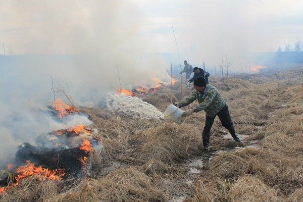 Первые возгорания мусора и сухой травы зафиксированы в Краснотурьинске