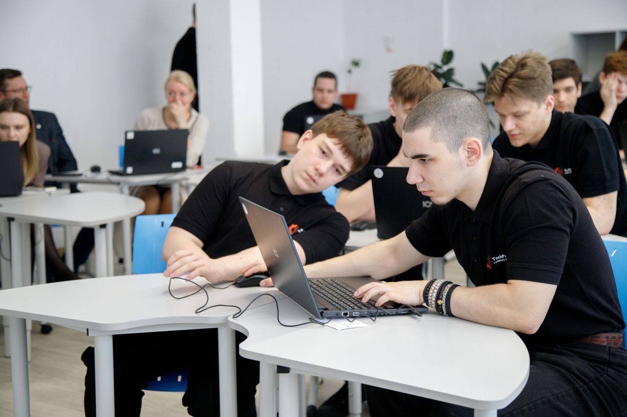 За одной партой: руководители БАЗа приняли участие в уроке по программированию