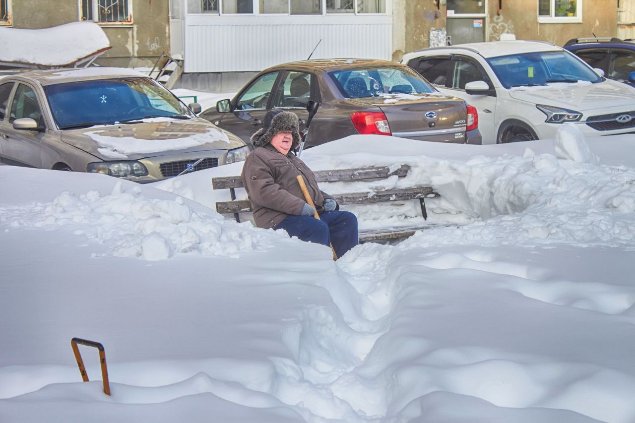 «Таять начнет — все будет лед». Жители дома по улице Ленина недовольны, как двор чистили от снега