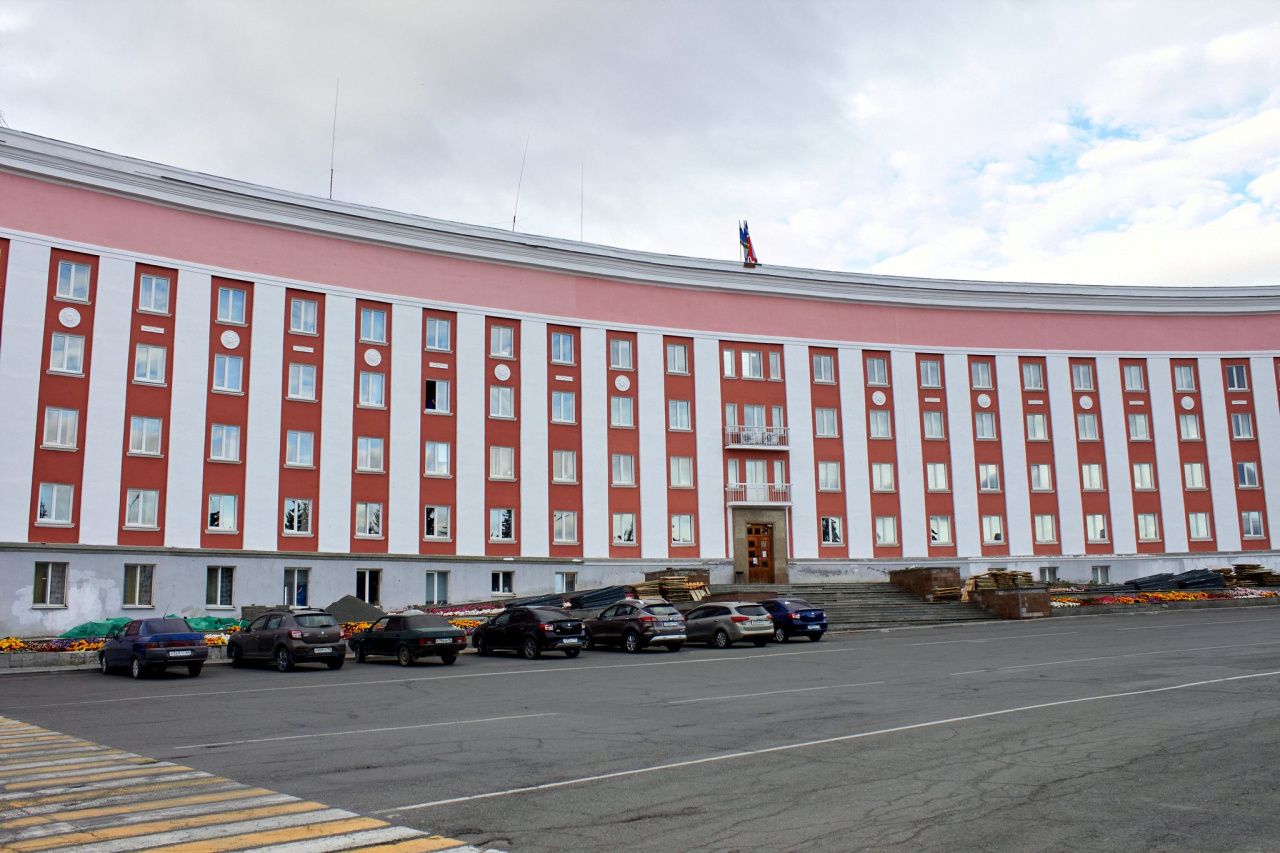 На паркующих машины на газонах можно жаловаться в мэрию