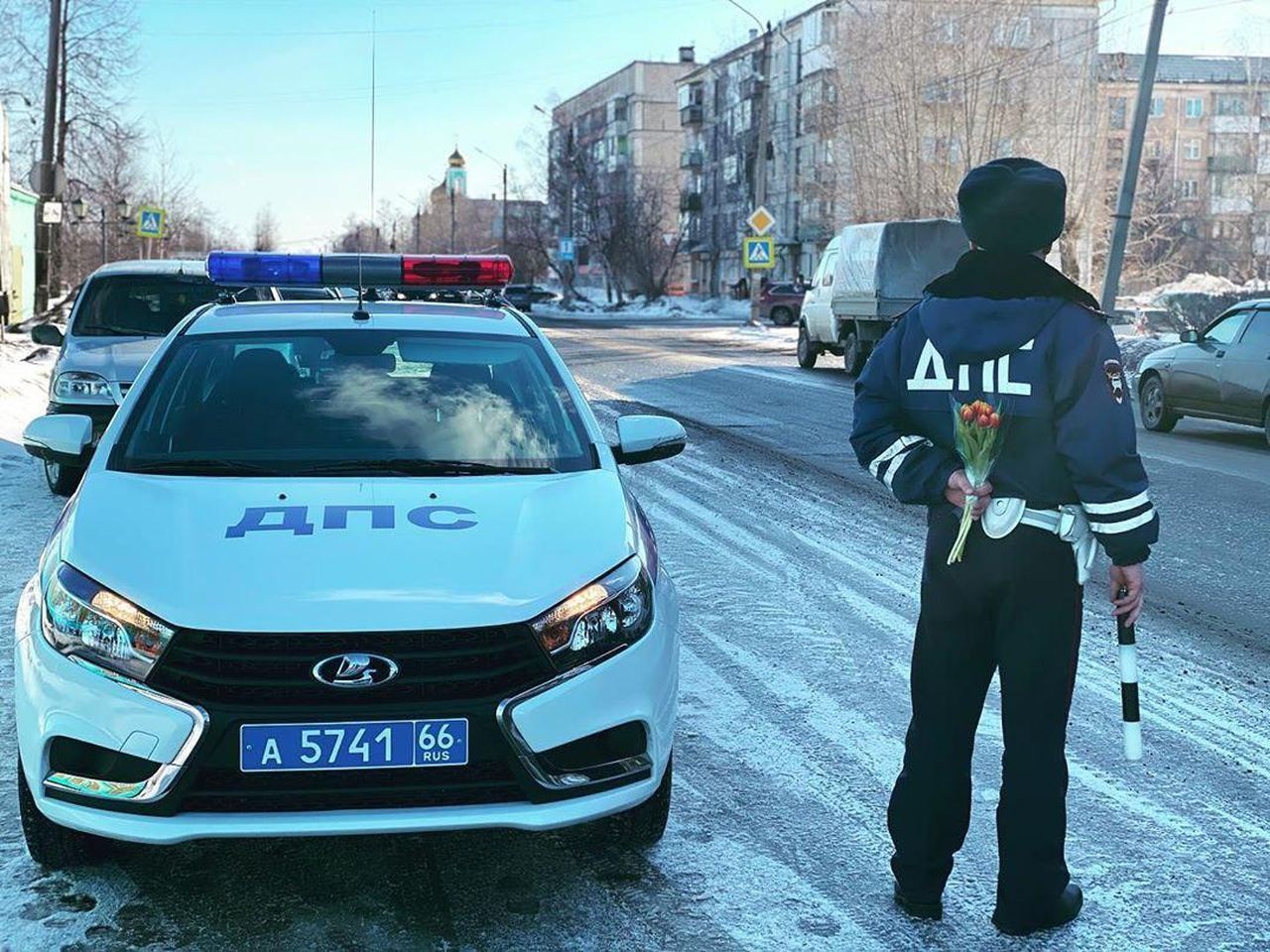 Сотрудники ГИБДД будут останавливать горожанок за рулем... для вручения цветов