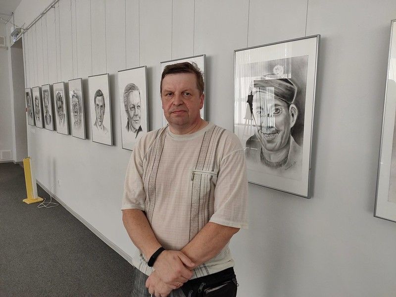 Портреты, которые не терпят ошибок. В Краснотурьинске открылась выставка художника из Волчанска