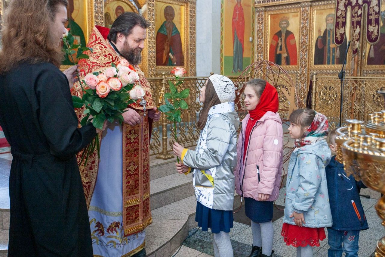 Верующим горожанкам подарили 225 роз