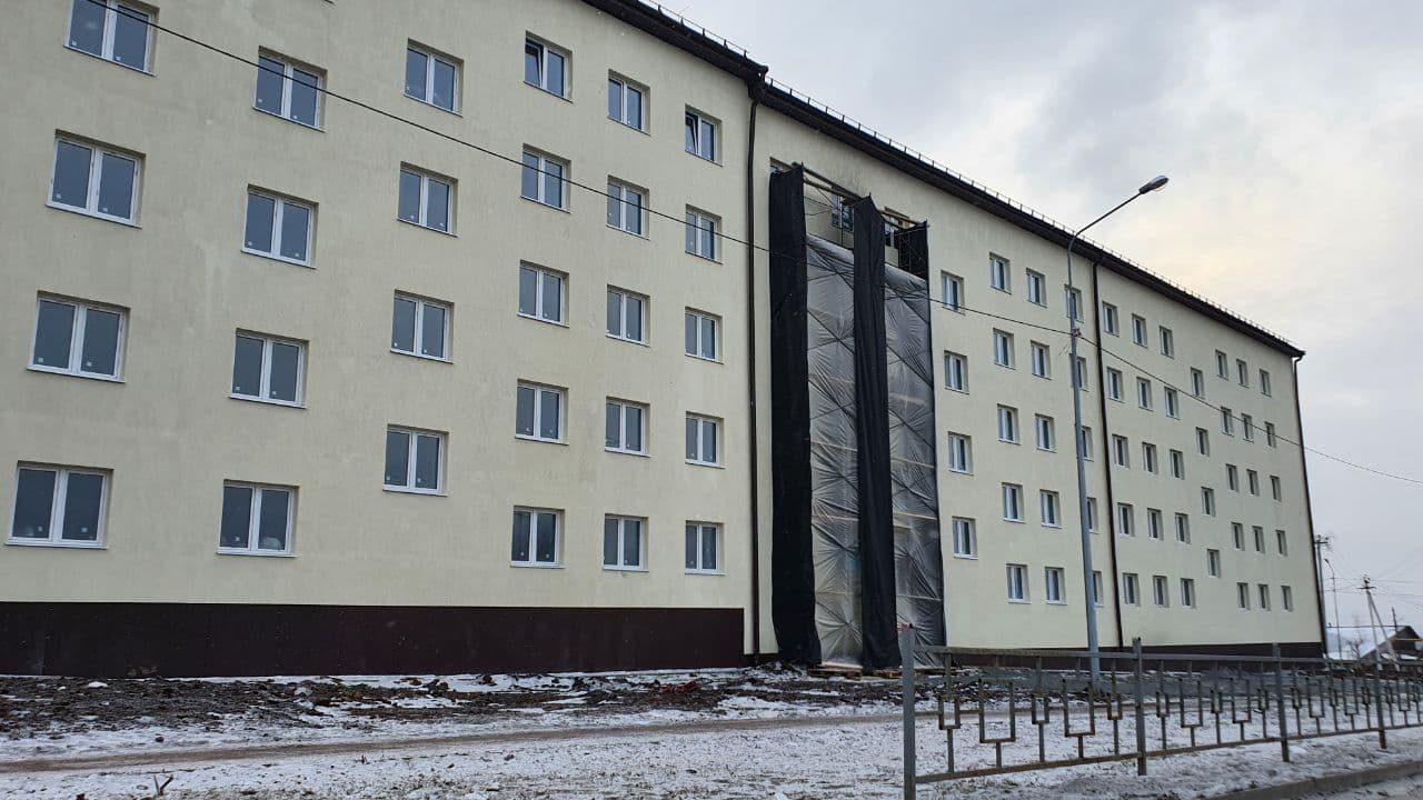 В Карпинске из окна пятого этажа новостройки по Луначарского выпал мужчина