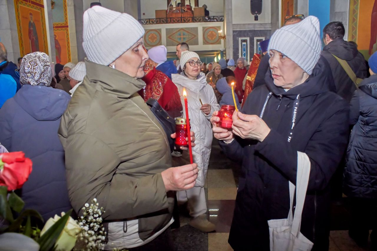 Благодатный огонь в соборе раздали двум сотням прихожан
