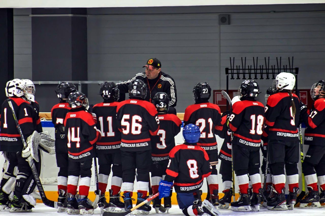 “Наше время продают другим командам”. Родители юных хоккеистов недовольны, как в ФОКе распределяют время для занятий на льду