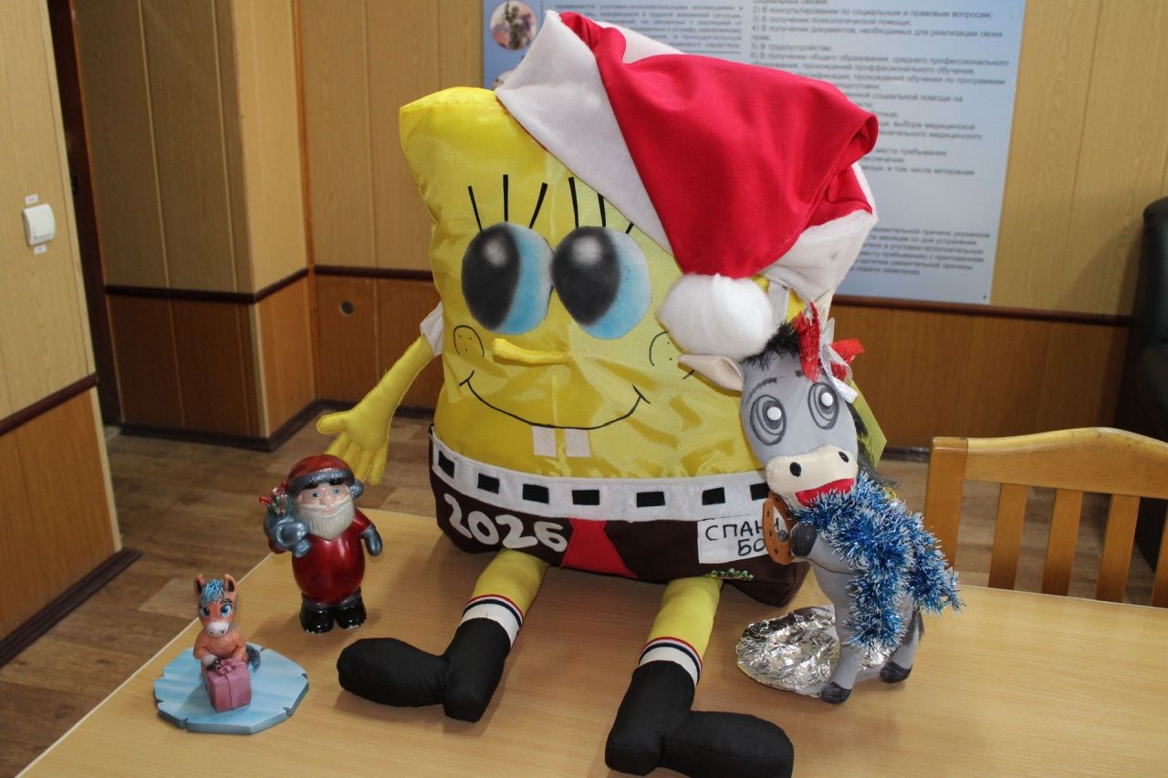 Осужденные ИК-3 изготовили новогодние игрушки для воспитанников детского дома