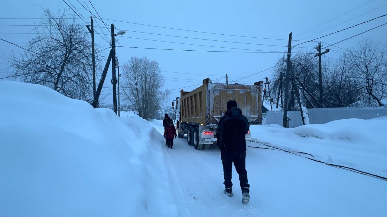 «Дорога опасная. Страшно ходить!» Жители Попова и Коммунальной просят вывезти снег с обочин