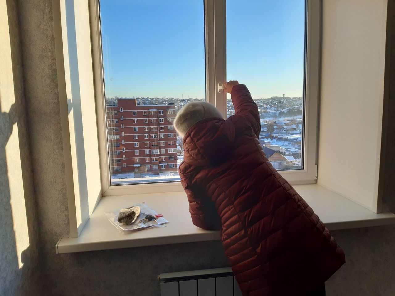 В Краснотурьинске переселенцам из аварийного жилья вручили ключи от новых квартир