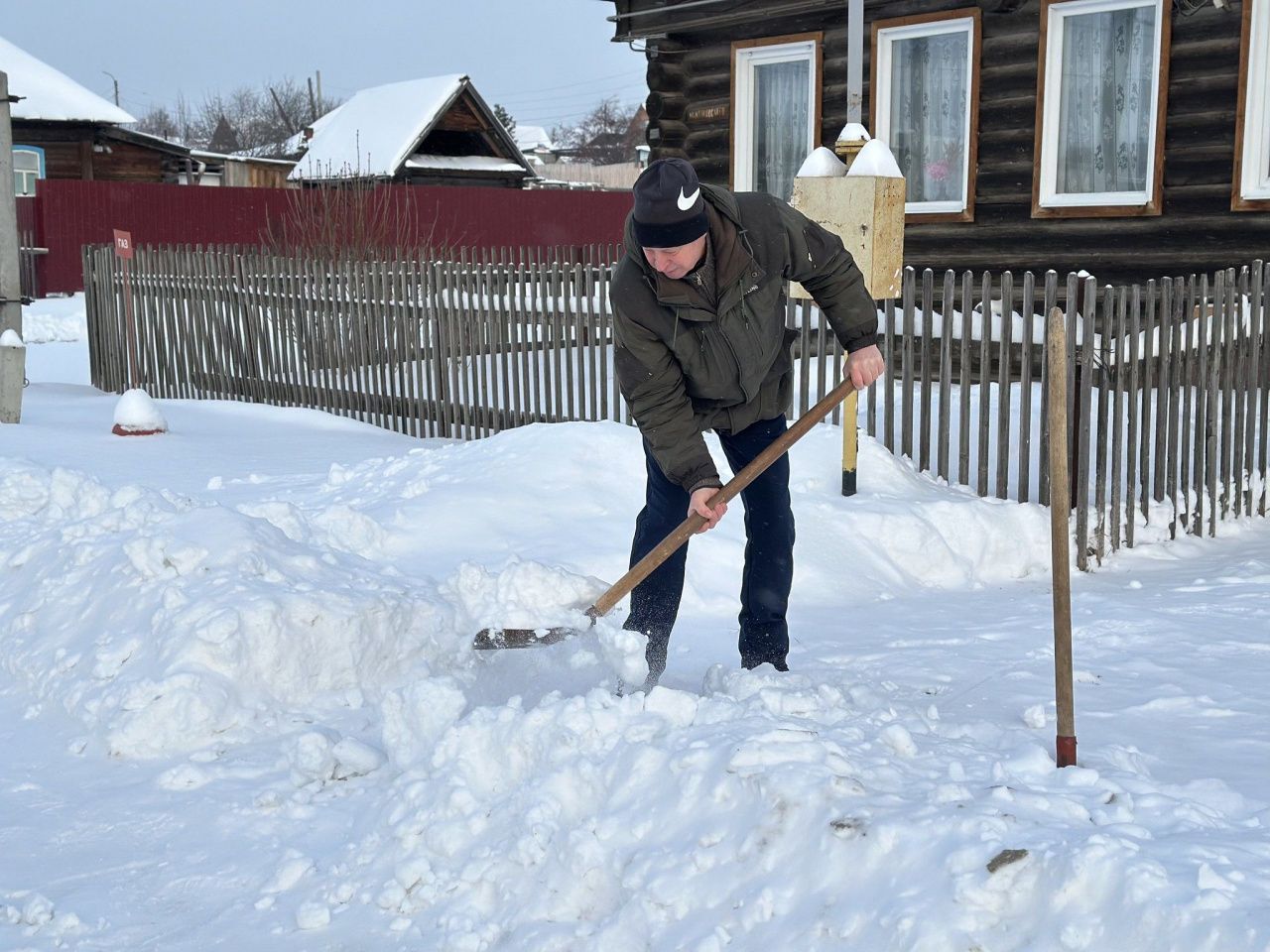«Это молодые могут лопатами махать, а пожилым трудно!» На Суходойке жалуются на снежные валы от грейдера
