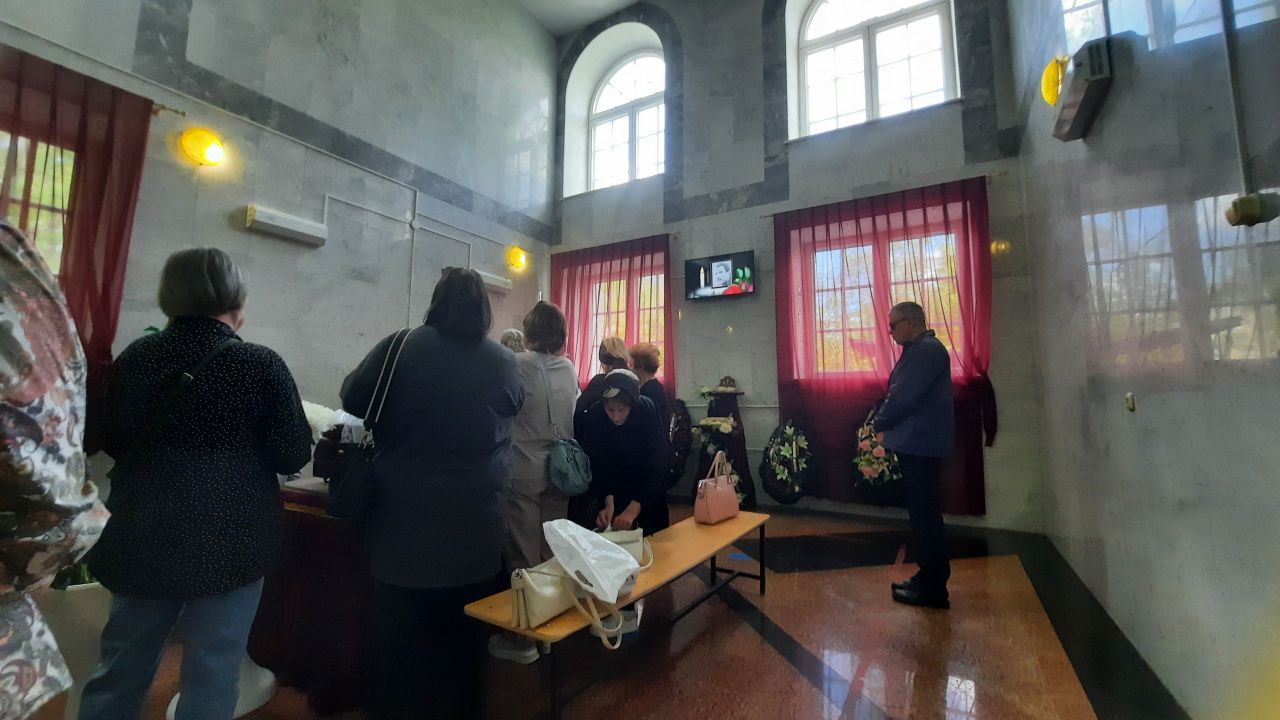 «Он унес с собой очень многое»: похоронили писателя Александра Иванченко