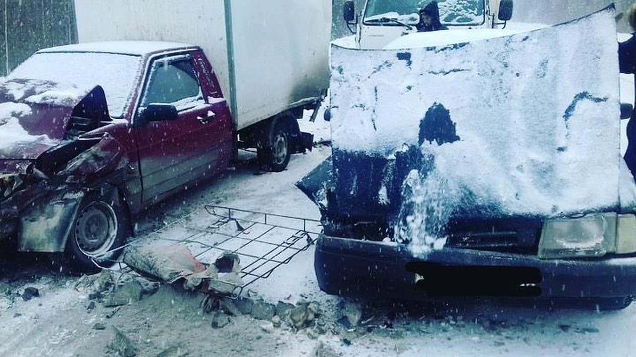 Под Волчанском произошло массовое ДТП с участием четырех машин