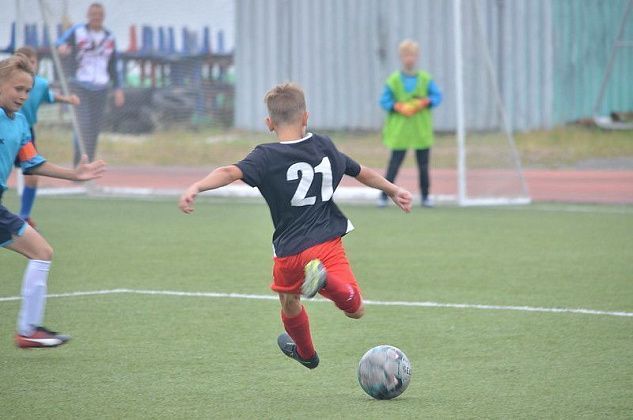 Команды краснотурьинских школ играют в футбол