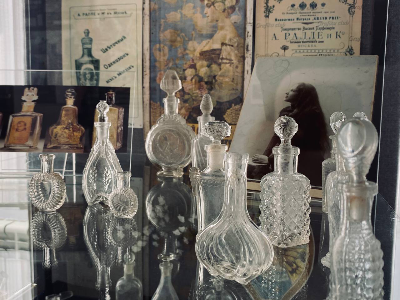 “Искусство аромата”: в Президент-зале работает выставка об истории парфюмерии