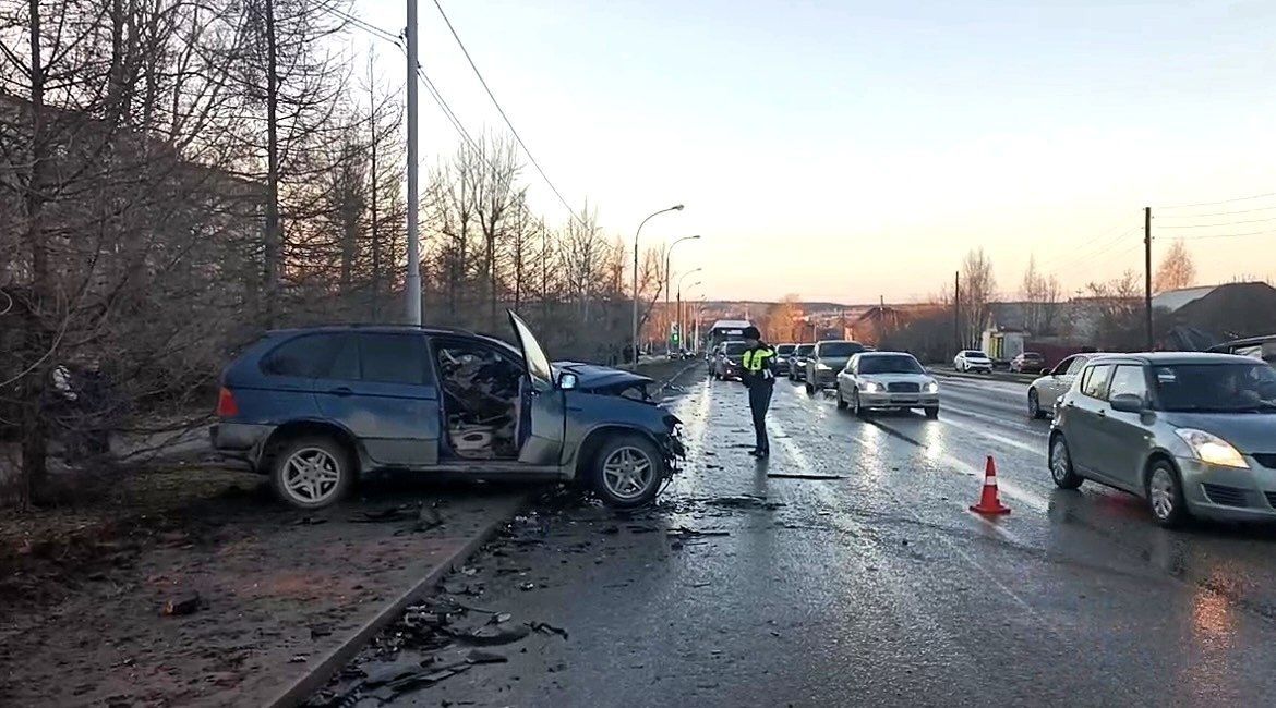Водитель с признаками опьянения спровоцировал массовое ДТП в Екатеринбурге. Погибла женщина, ее полуторагодовалый сын в коме