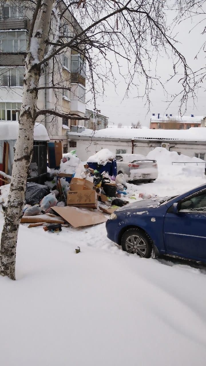 Из-за провала асфальта в Краснотурьинске не могут вывезти мусор уже неделю