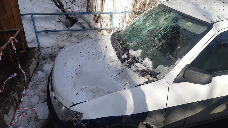 С «Ресурса» взыскали более 30 000 рублей за  упавший на иномарку снег