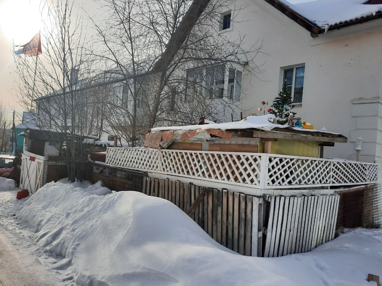 Владелец незаконного пристроя, в котором он держал собак, был арестован на трое суток