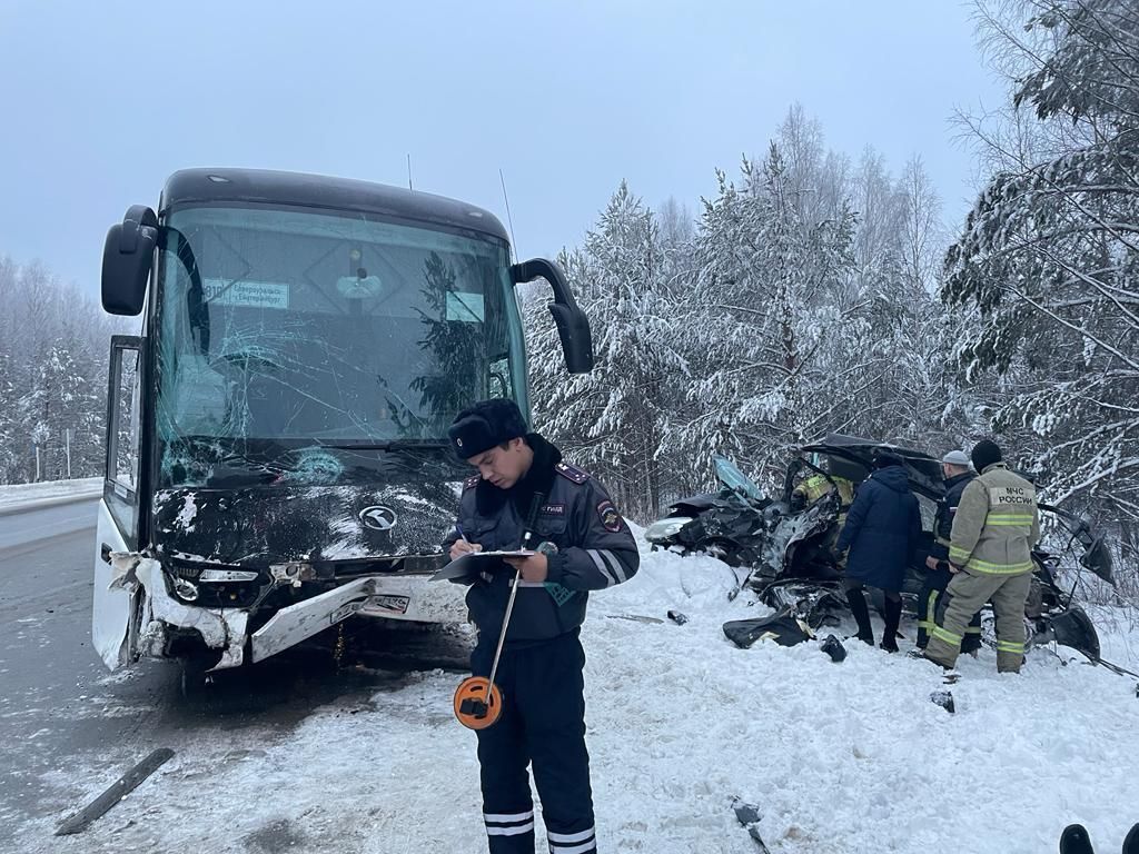 Четыре человека погибли в ДТП с автобусом, следовавшим из Североуральска в Екатеринбург